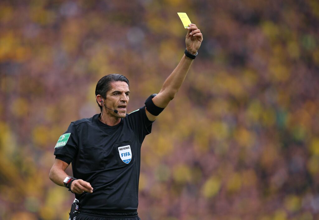 Δυνατό ματς στο Αμβούργο, βγάζει κάρτες ο Αϊτεκίν