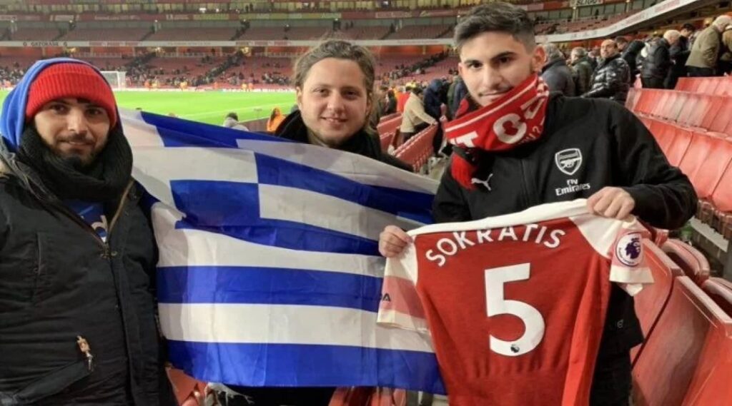 Με αγκαλιά μια ελληνική σημαία