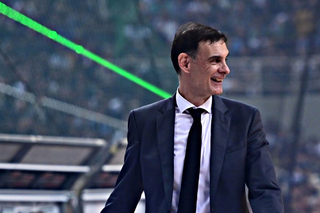 Επεισόδιο Μπαρτζώκα με οπαδό στα court seats (vid)