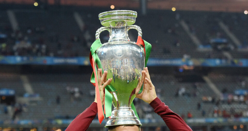 Δες από κοντά το κύπελλο του UEFA EURO 2024!