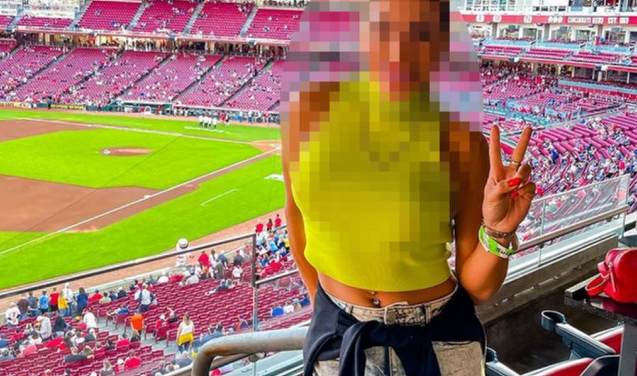 Ελληνίδα τραγουδίστρια στο γήπεδο χωρίς σουτιέν! (ΦΩΤΟ)