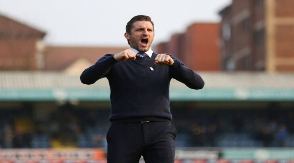 «Ο κόσμος θέλει τους ρίξετε»