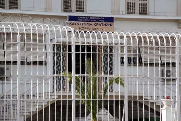 Βρέθηκαν τραπέζια πόκερ και τράπουλες στον Κορυδαλλό!