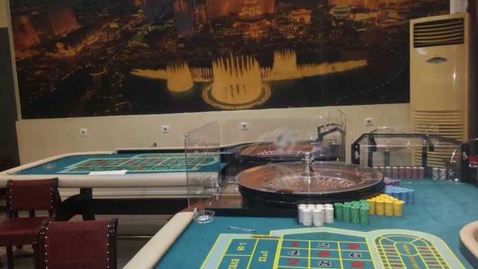 Συνελήφθησαν 21 άτομα σε παράνομο «καζίνο» στην Αθήνα