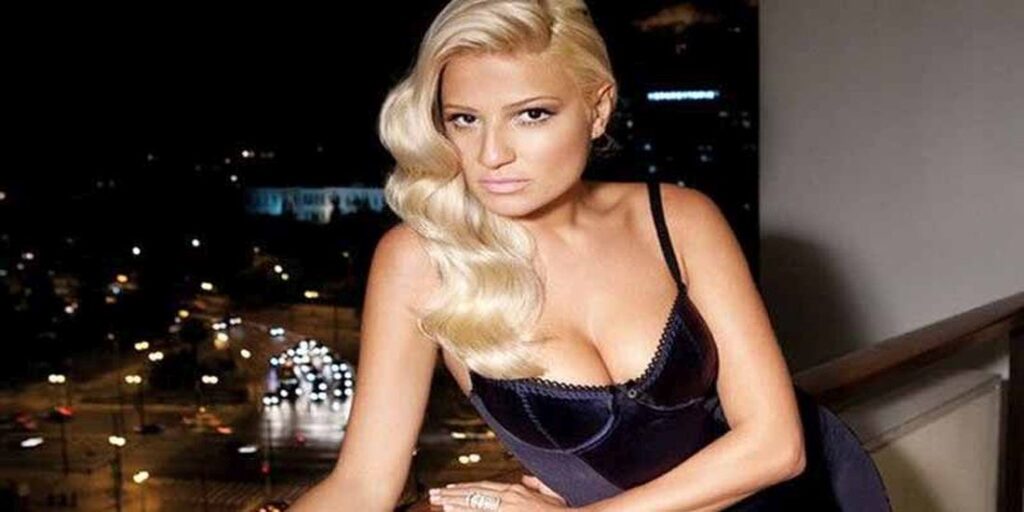 Η Φαίη Σκορδά ποζάρει πιο σέξι από ποτέ με μικροσκοπικό μπικίνι (ΦΩΤΟ)