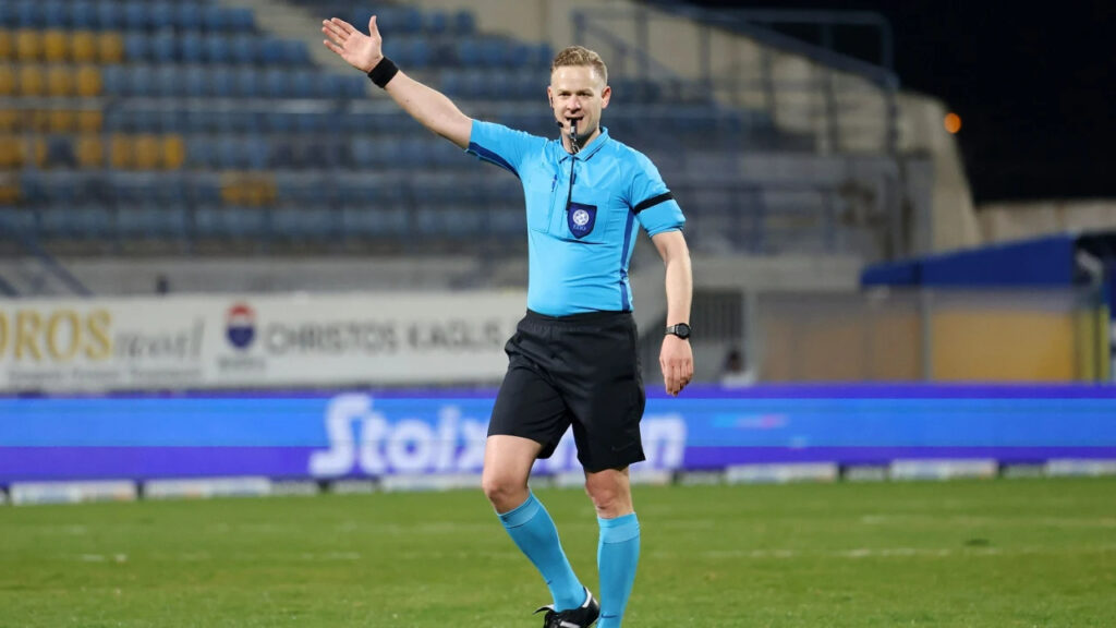 Δίνουν πάτημα οι «σφυρίχτρες»