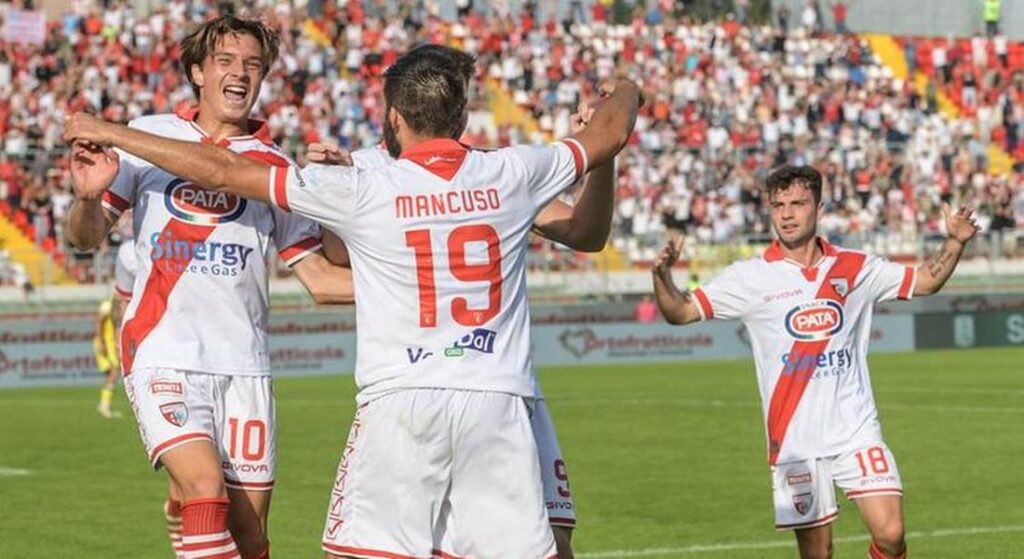 Αυλαία με χαρές και δράματα