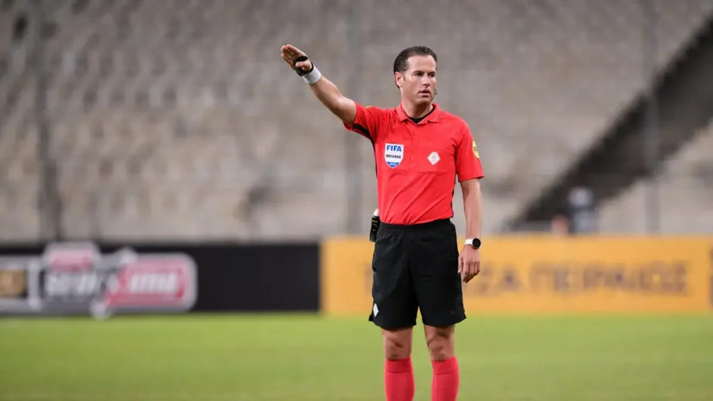 ΑΕΚ – Ολυμπιακός διαιτητής‼️: Δεν ξεχνούν τις κόκκινες του Μάκελι οι «κιτρινόμαυροι»!